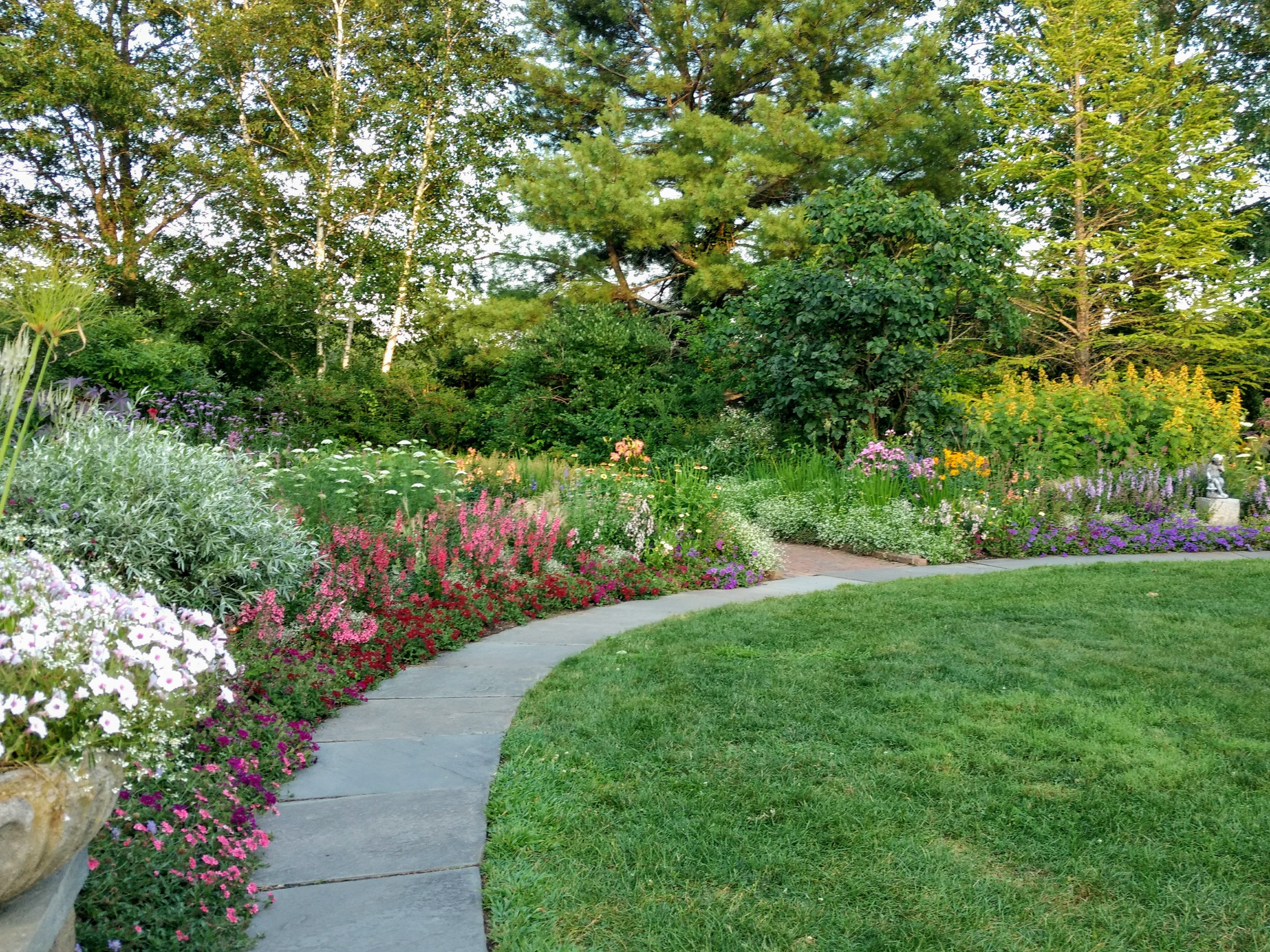 Благоустройство участка частного дома в Череповце и Вологодской области